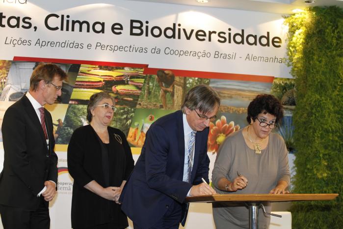 Brasil e Alemanha assinam acordo para investimentos no setor socioambiental